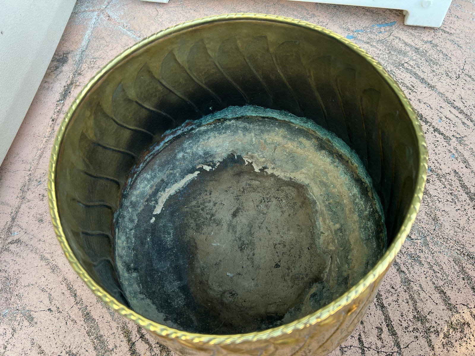 1950s Large Polished Brass Footed Planter From Itay - 9