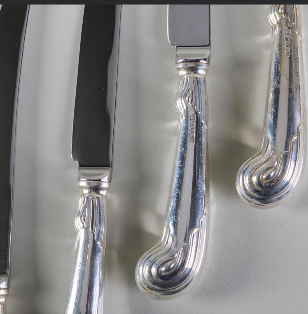 Late 20th Century Set of Thirteen Sterling Silver Elizabeth II Dinner Knives With Pistol Handles - 2