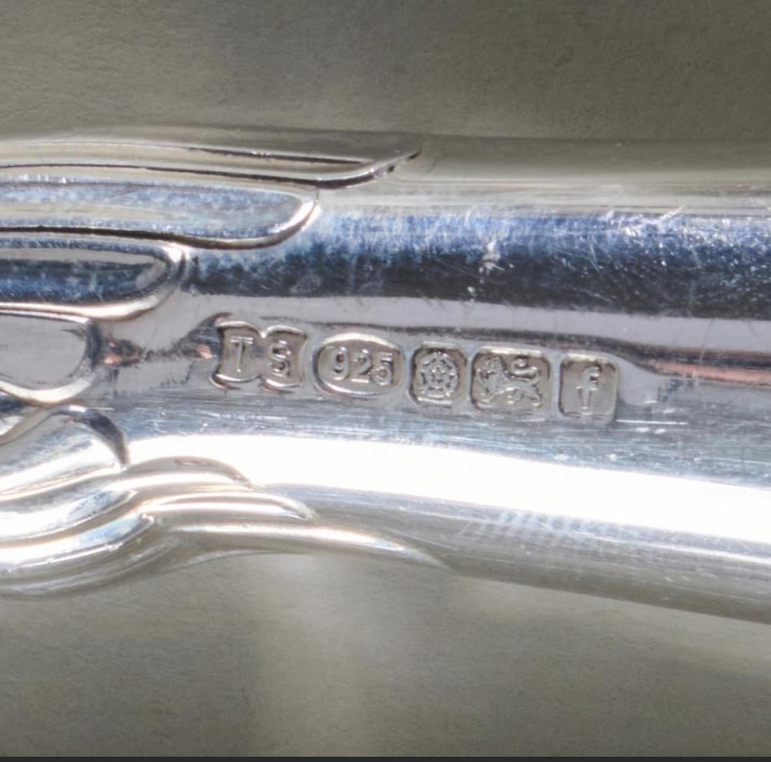 Late 20th Century Set of Thirteen Sterling Silver Elizabeth II Dinner Knives With Pistol Handles - 8