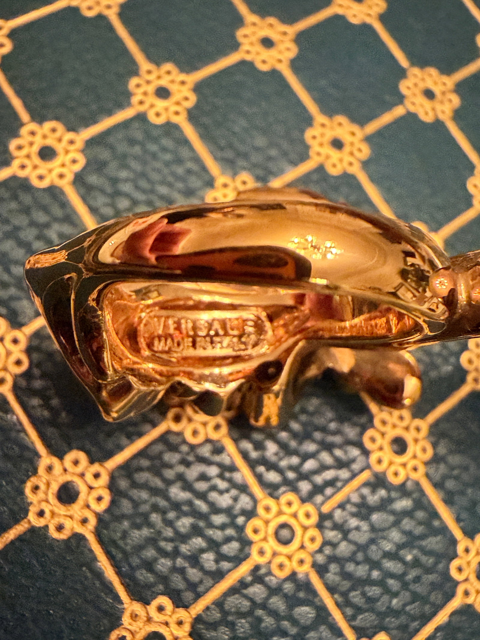 1990s Retro Versace Three-Finger Brass Knuckle Ring in Antique Gold - 5