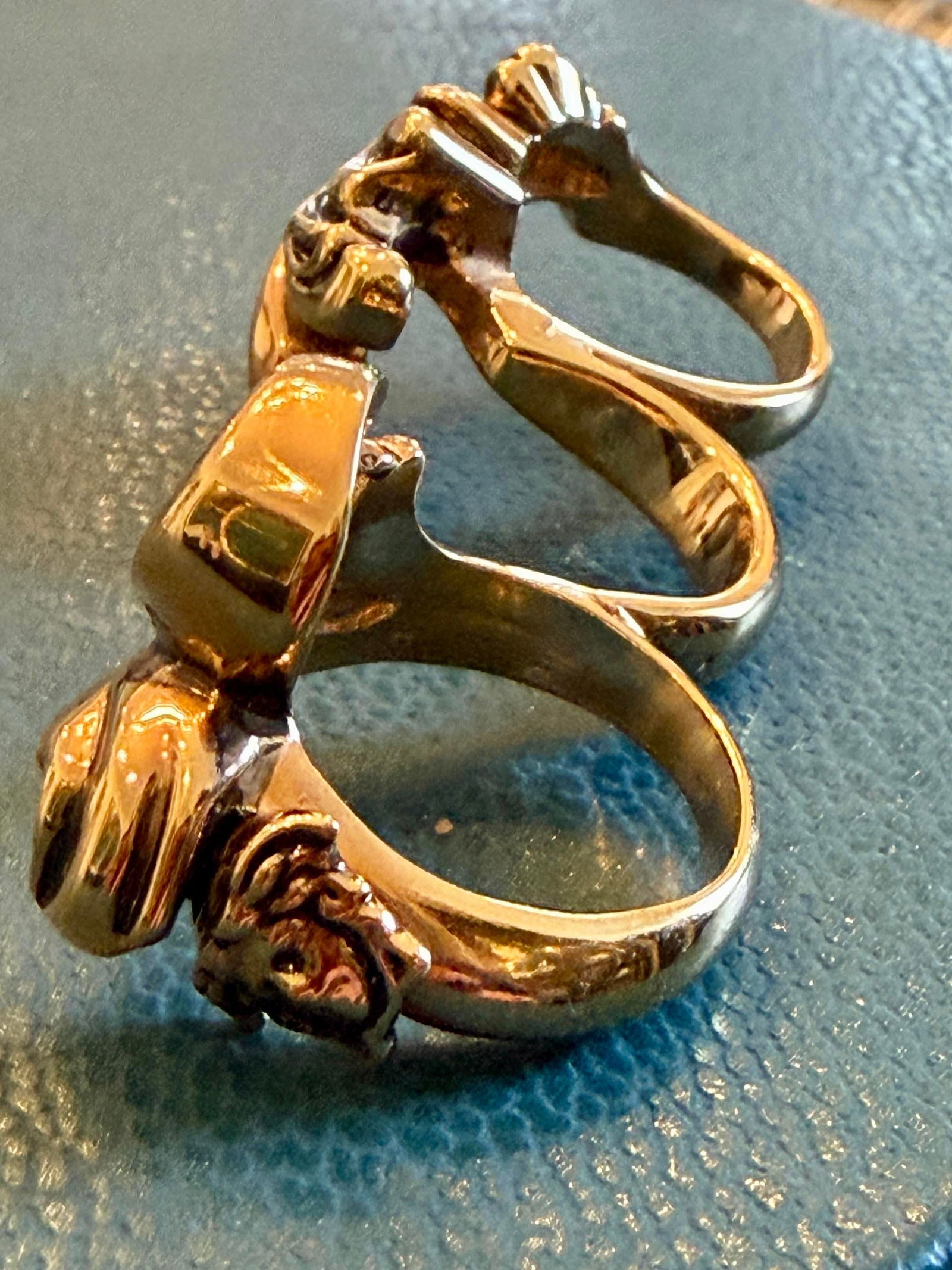 1990s Retro Versace Three-Finger Brass Knuckle Ring in Antique Gold - 7