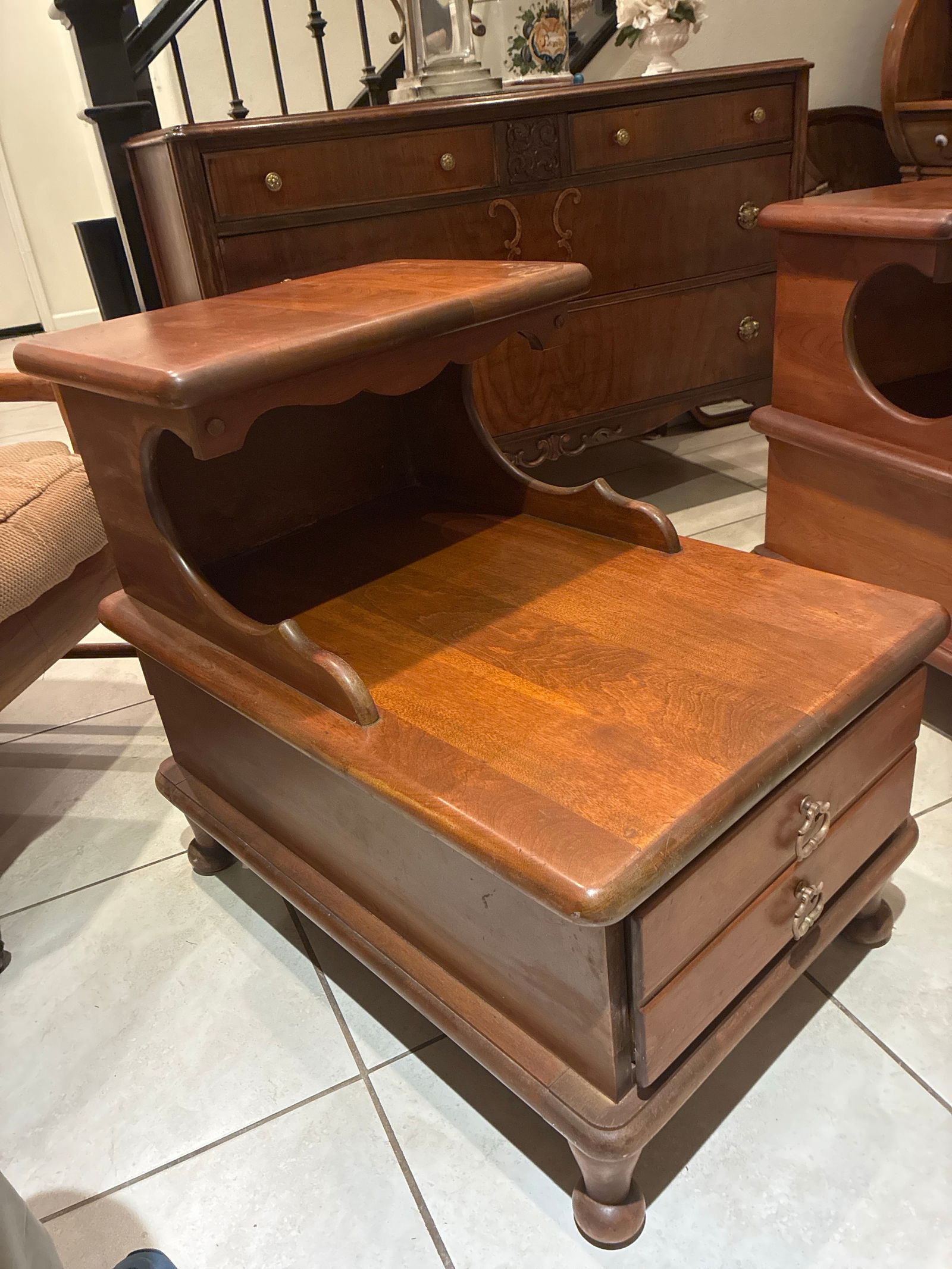 1960s Pair of Solid Maple Colonial Revival End Tables With Sculpted Arch Supports, Attributed to Eth - 7