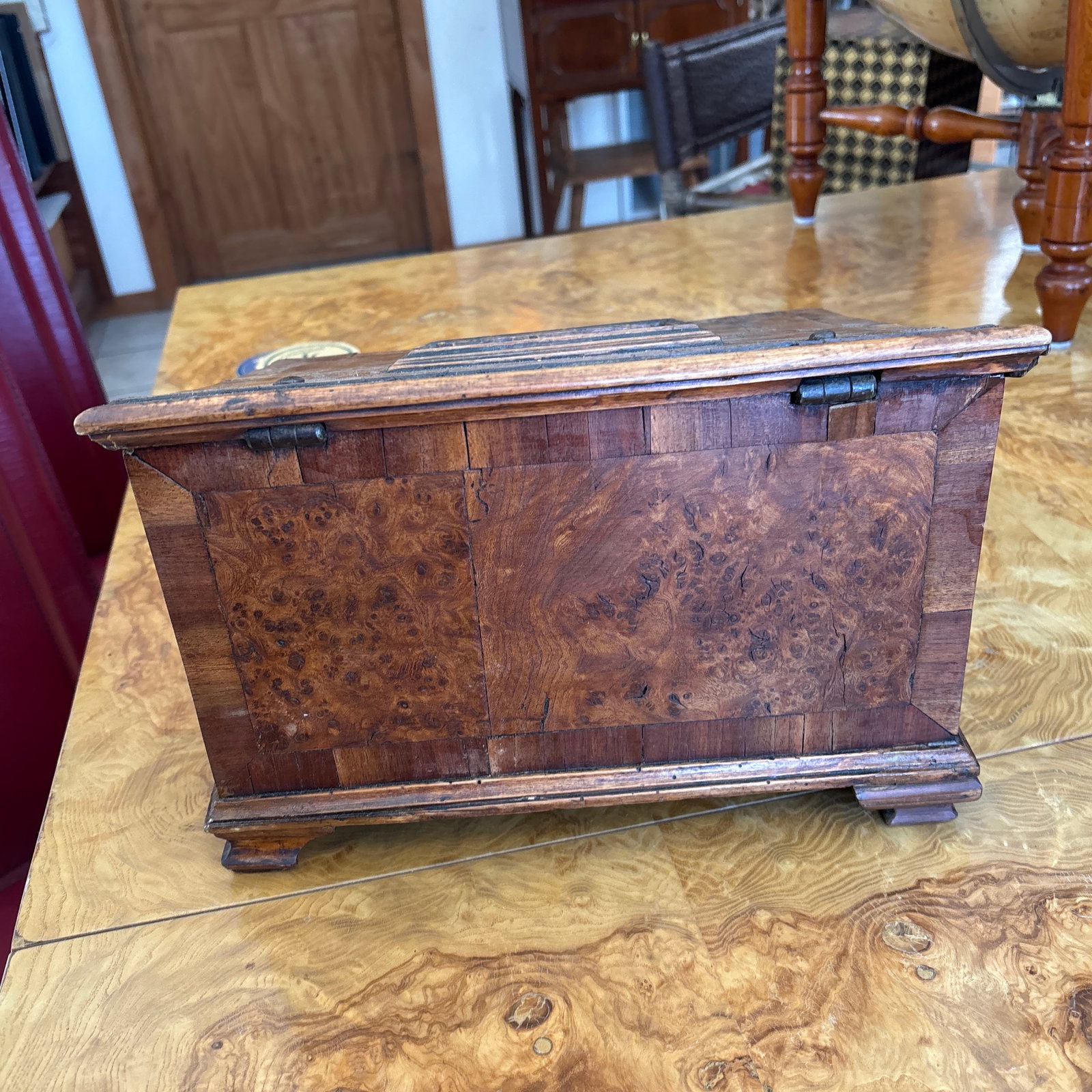 Early 18th Century Italian Burl Walnut Slant Lid Box With Mosaic Panel - 5