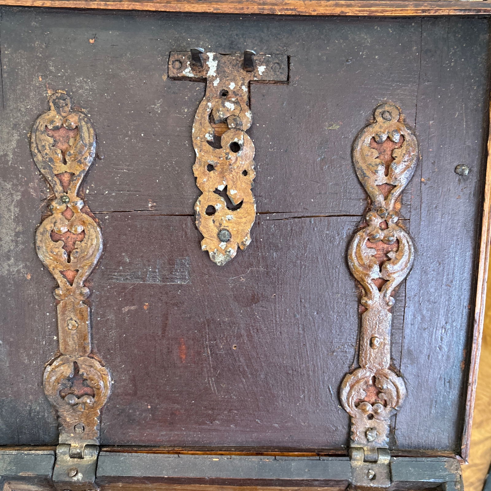 Early 18th Century Italian Burl Walnut Slant Lid Box With Mosaic Panel - 7