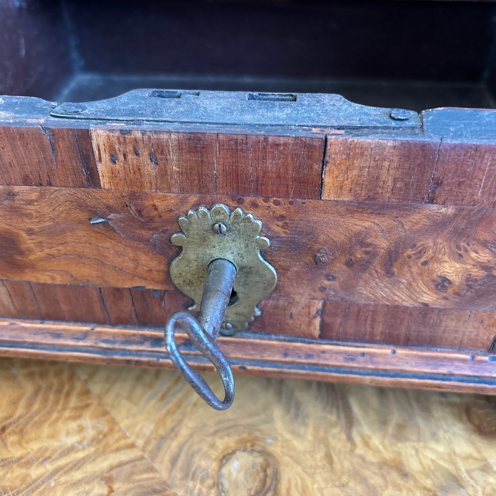 Early 18th Century Italian Burl Walnut Slant Lid Box With Mosaic Panel - 8