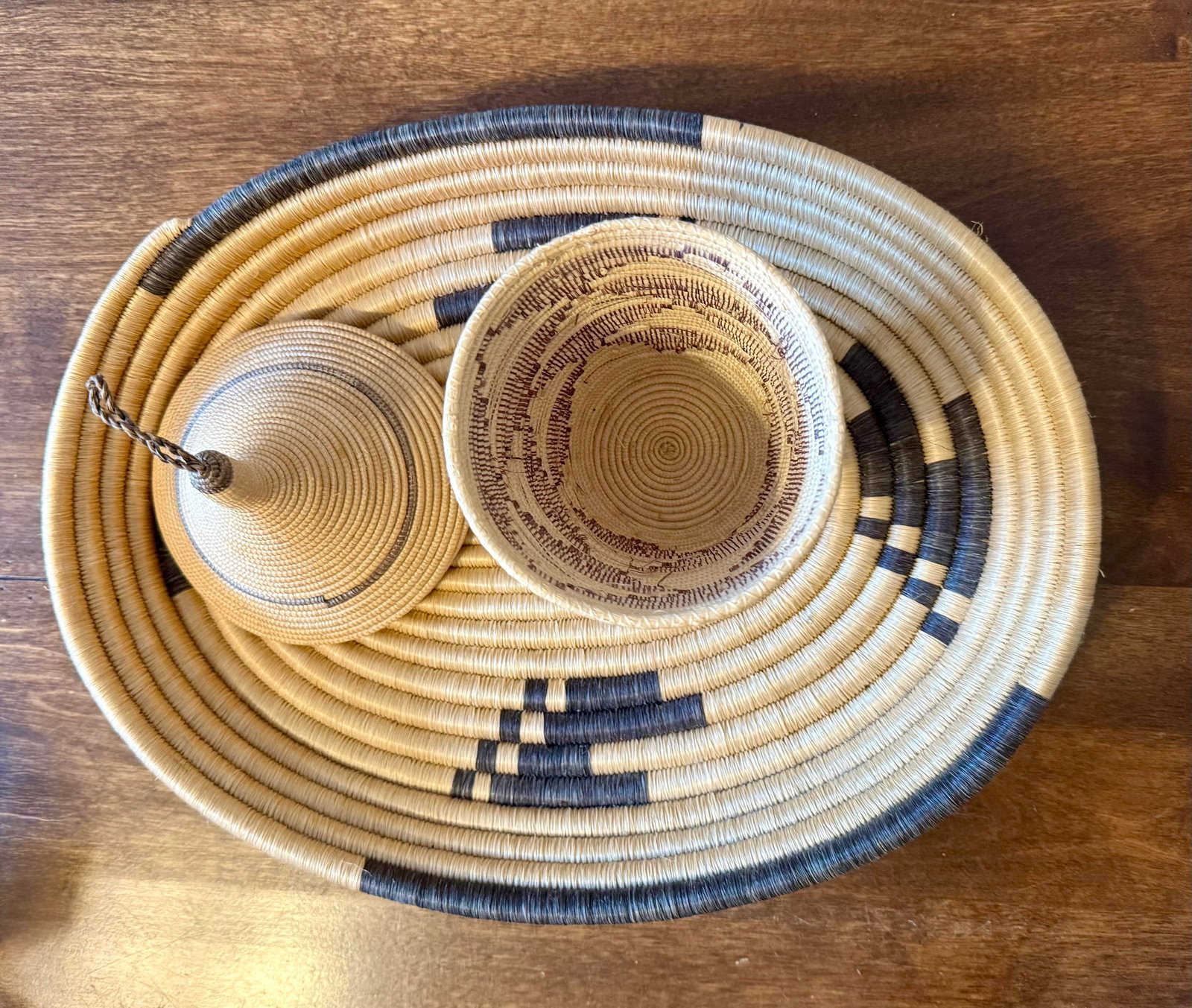 Set of 2, Rwandan Tutsi Woven Basket With Large Tray - 10