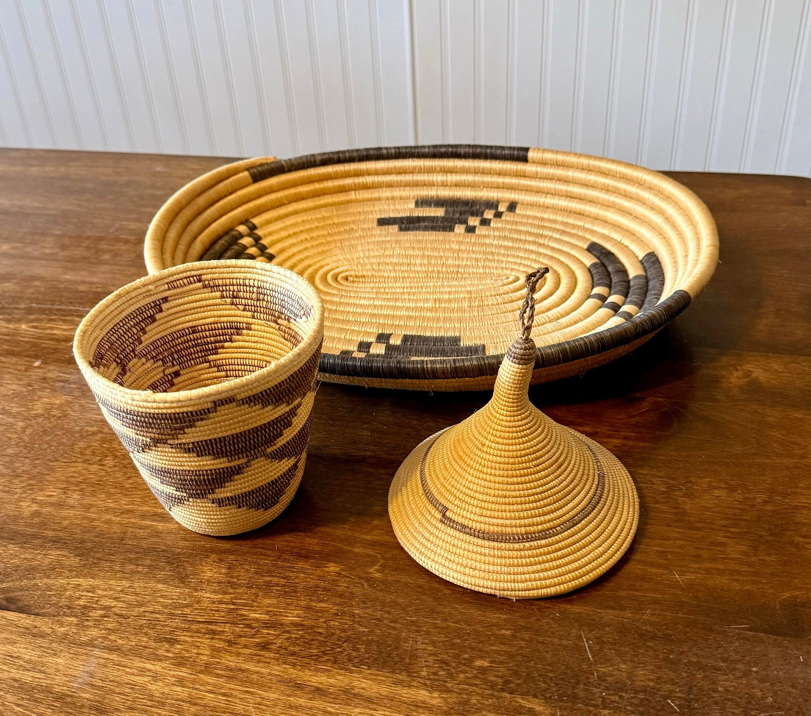 Set of 2, Rwandan Tutsi Woven Basket With Large Tray - 11