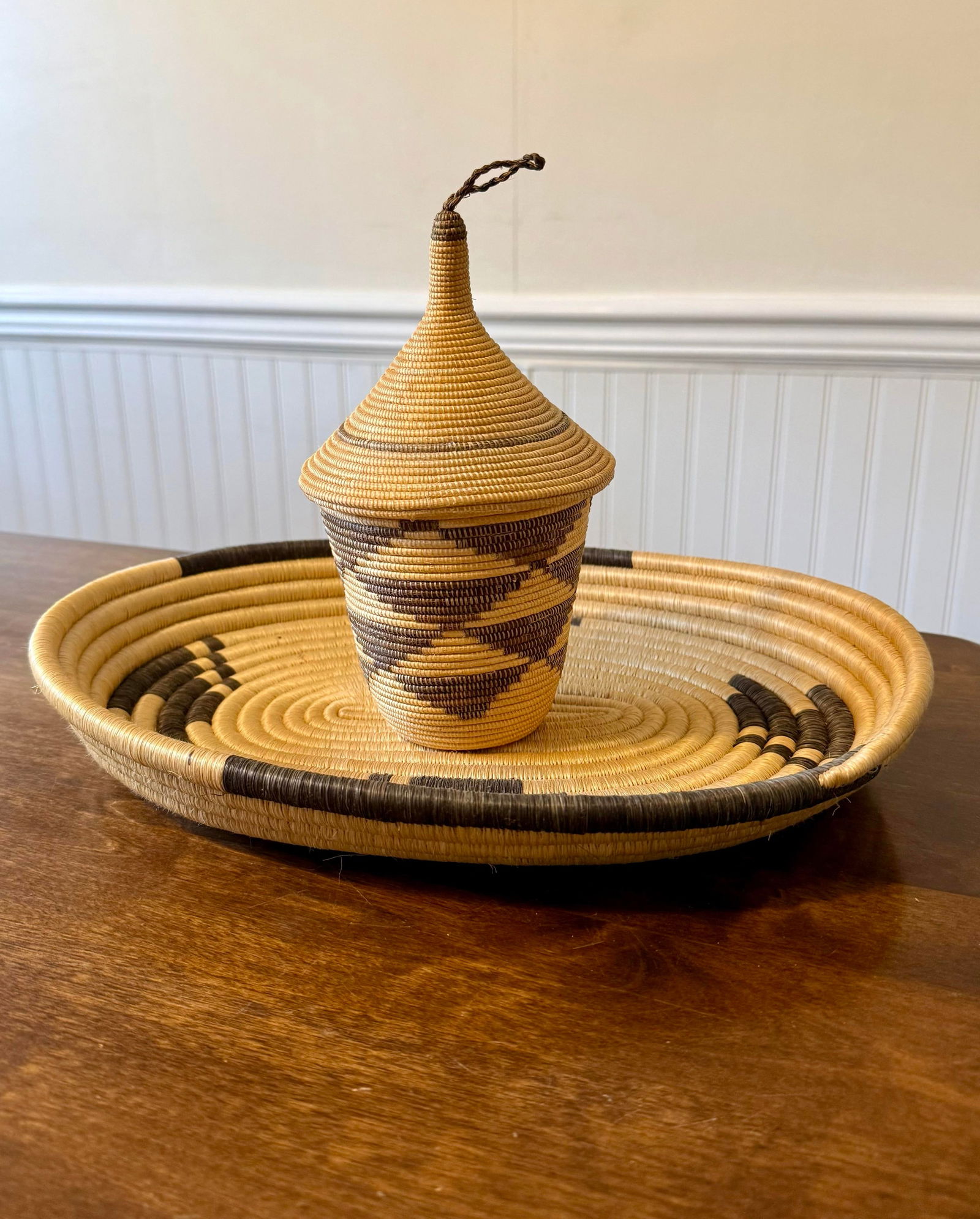 Set of 2, Rwandan Tutsi Woven Basket With Large Tray - 2