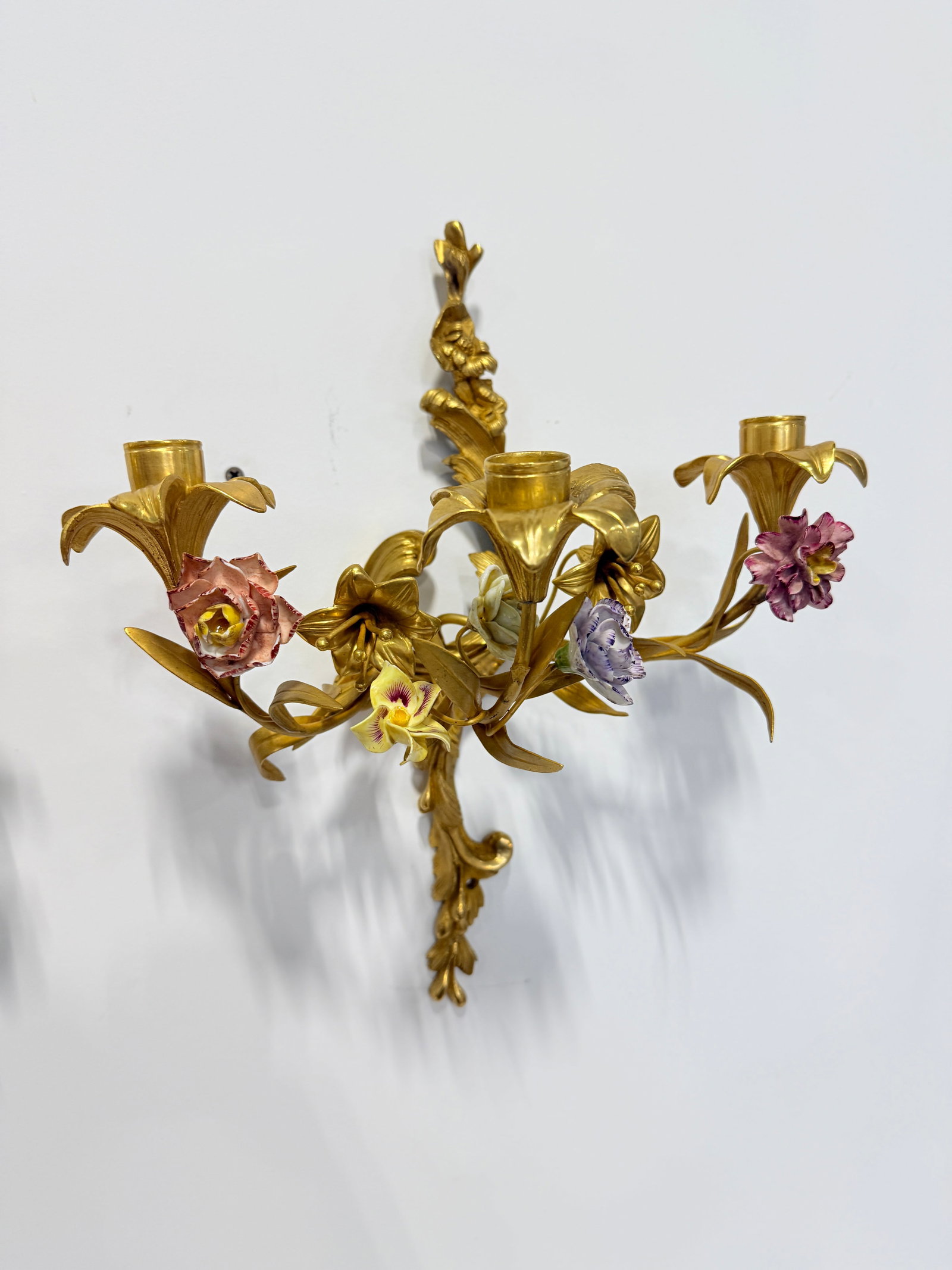 Pr, French Rococo Revival Gilt Bronze Sconces With Porcelain Flowers, 19th C - 3