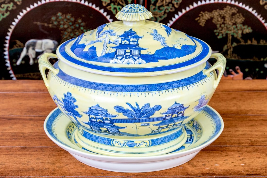 19th Century A Fabulous Chinese Export Porcelain Soup Tureen in Classic Form - 2