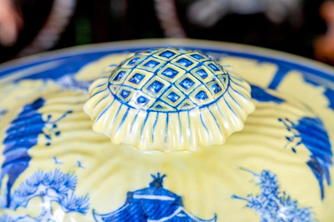 19th Century A Fabulous Chinese Export Porcelain Soup Tureen in Classic Form - 3