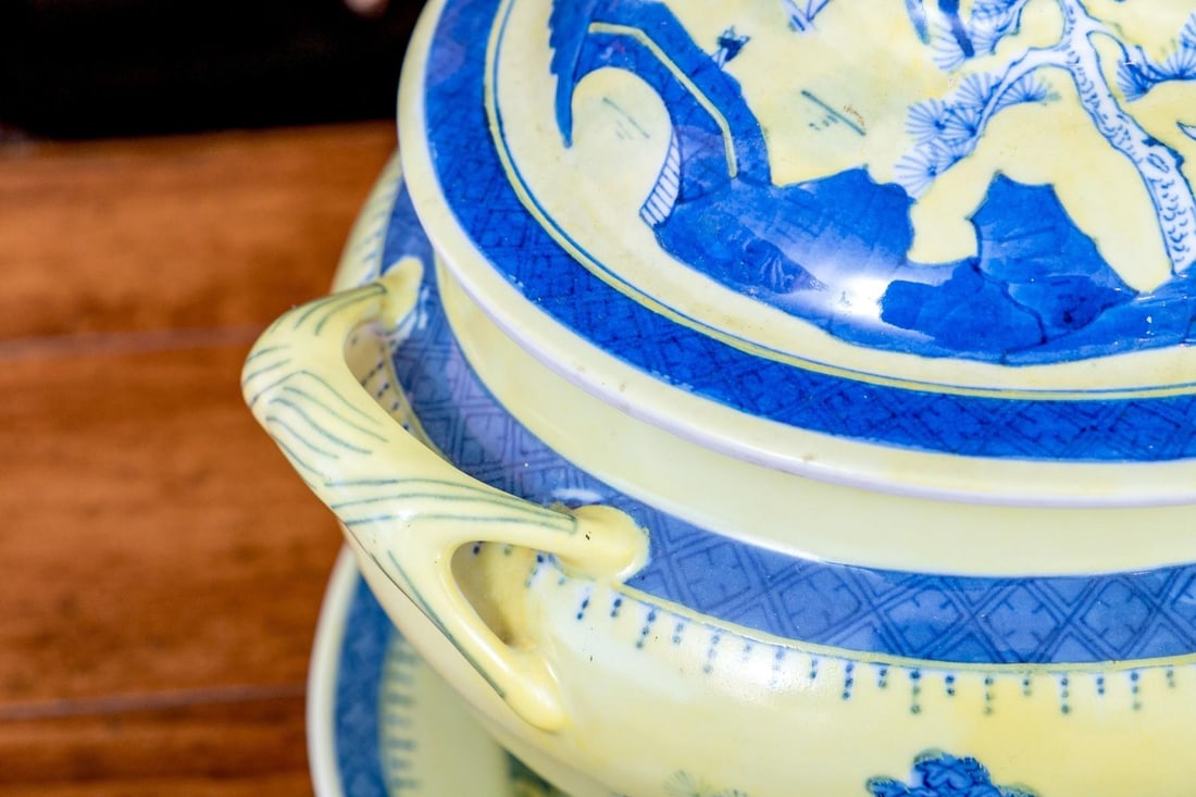 19th Century A Fabulous Chinese Export Porcelain Soup Tureen in Classic Form - 5