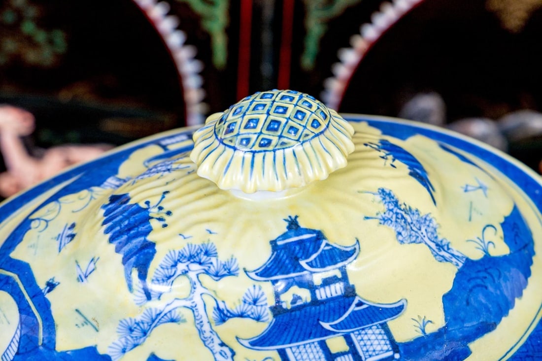 19th Century A Fabulous Chinese Export Porcelain Soup Tureen in Classic Form - 6