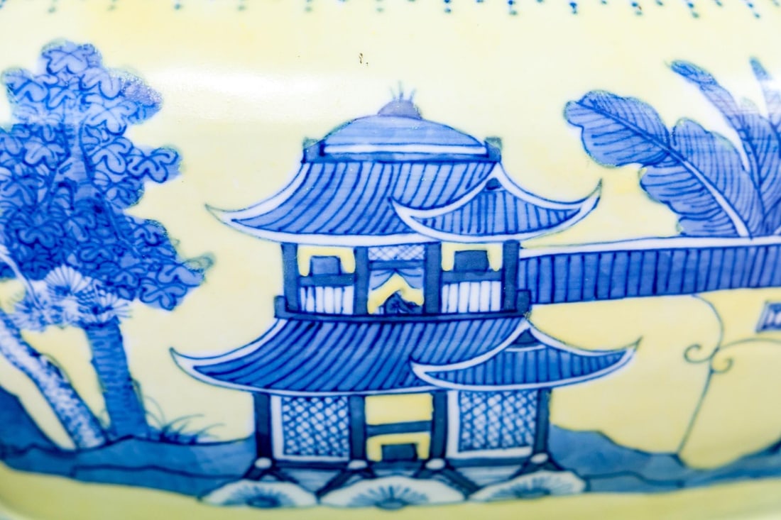 19th Century A Fabulous Chinese Export Porcelain Soup Tureen in Classic Form - 8