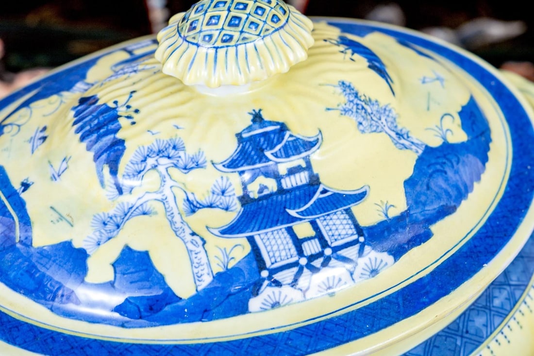 19th Century A Fabulous Chinese Export Porcelain Soup Tureen in Classic Form - 9