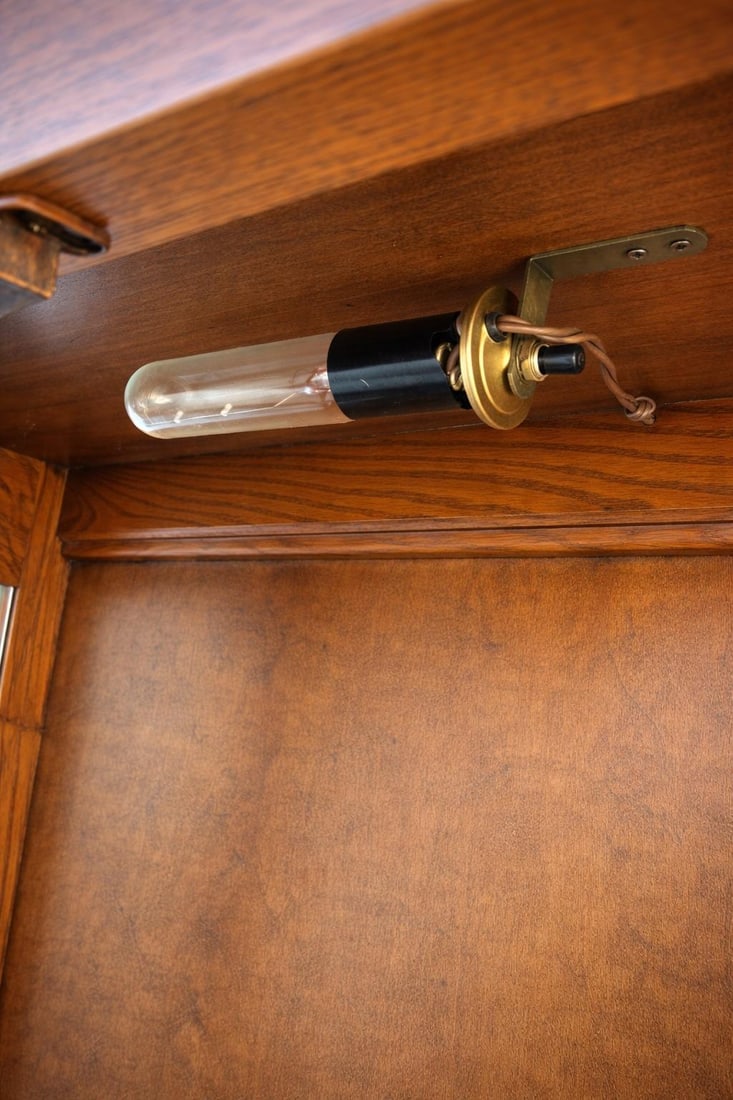 Vintage Harbor House Solid Oak Lighted Curio Cabinet With Glass Sides – Model 9630 – - 6