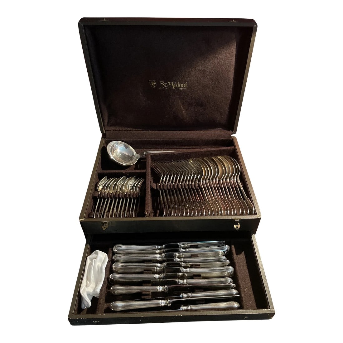 20th Century St. Medard French Silverplate Fiddle Thread Flatware Service- 48 Pieces: A very good quality set of French silver plate in the popular fiddle thread pattern. The plate is in excellent shape and the set is beautifully polished. There are 12 dinner knives, 12 soup spoons. 12