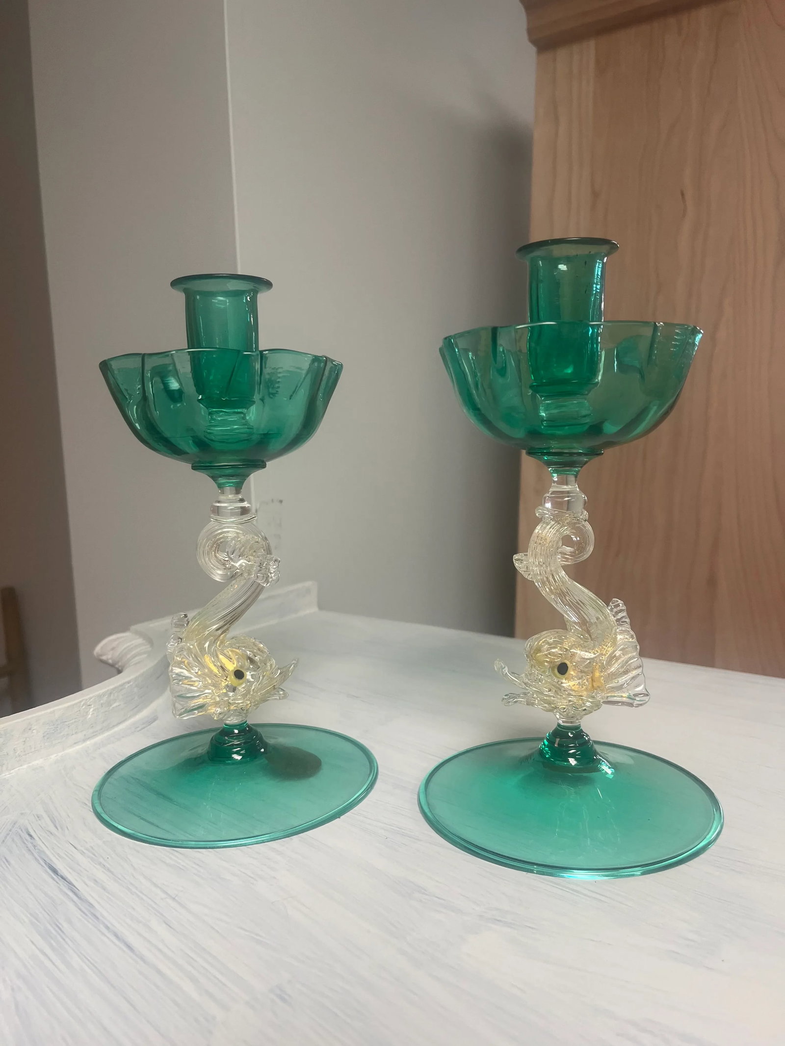 A Pair of Mid 20th Century Green and Gold Hand Blown Venetian Murano Glass Dolphin Candlesticks - 9