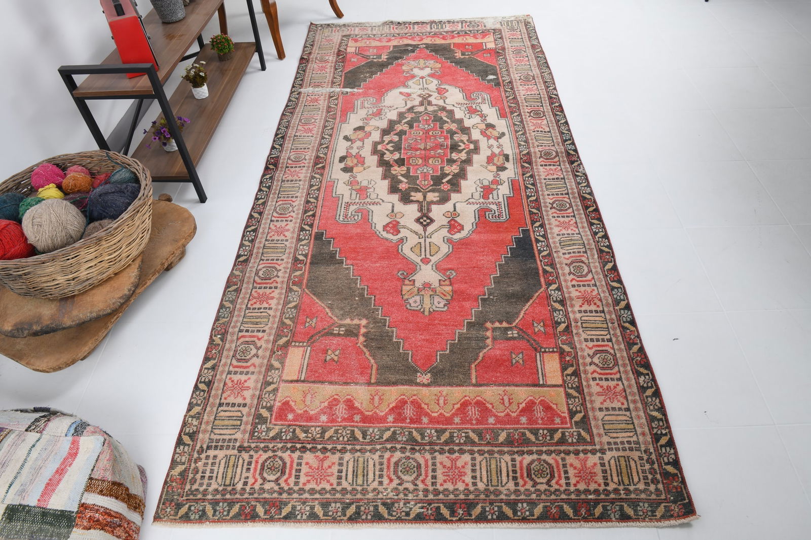 4'7'' x 9'10'' Handmade Vintage Wool Rug - 18925 - 4