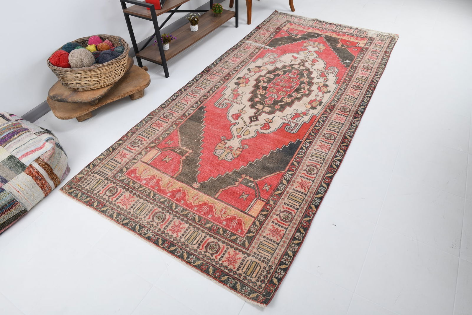 4'7'' x 9'10'' Handmade Vintage Wool Rug - 18925 - 5