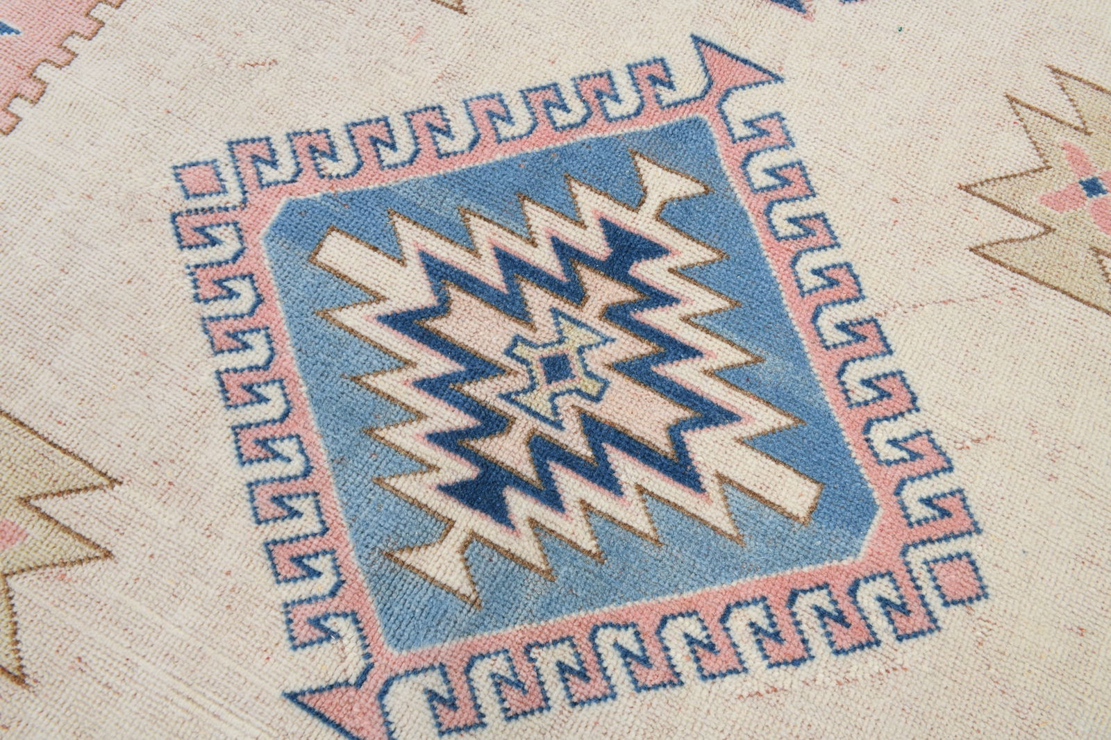 6'7'' x 10'10'' Unique Handmade Vintage Rug - 6708 - 6