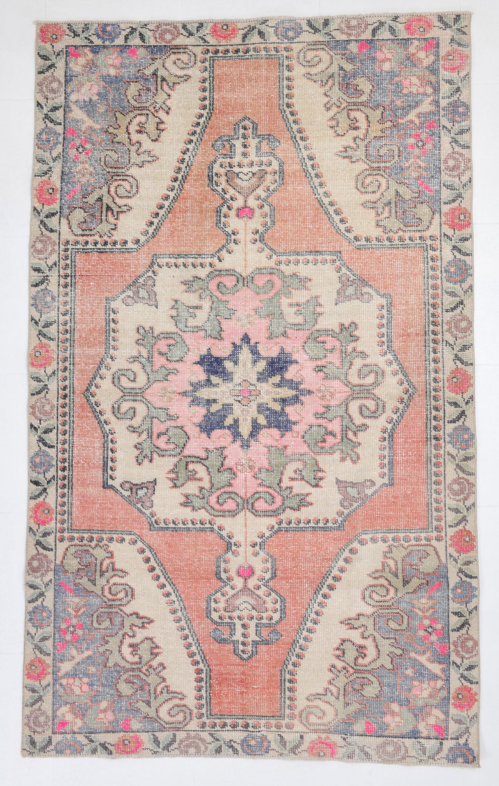 4'1'' x 6'10'' Handmade Vintage Wool Rug - 6787: Title: 4'1'' x 6'10'' Handmade Vintage Wool Rug - 6787Description:4'1'' x 6'10'' Handmade Vintage Wool Rug - 6787Origin:TurkiyeDate/Period:1960-90Materials:Wool,CottonDimension:4'1''x6'10'' ft,