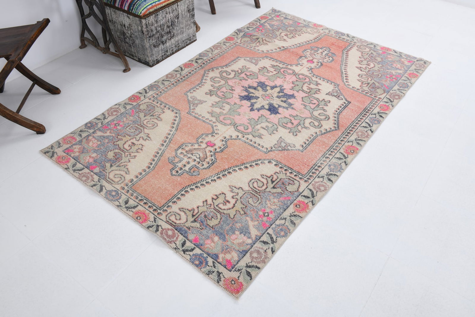 4'1'' x 6'10'' Handmade Vintage Wool Rug - 6787 - 4