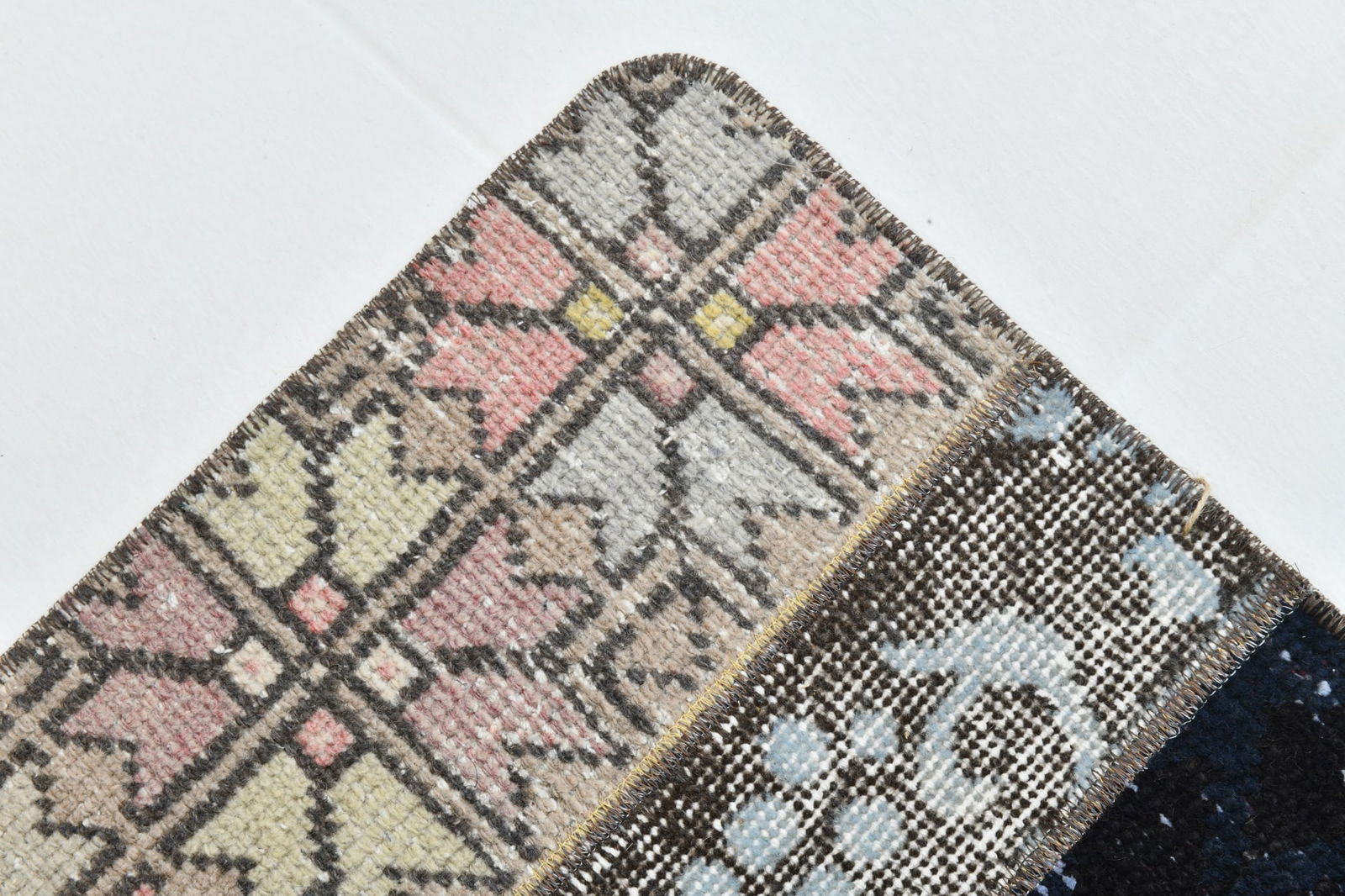 1'8'' x 3'10'' Decorative Vintage Rug - 22665 - 8