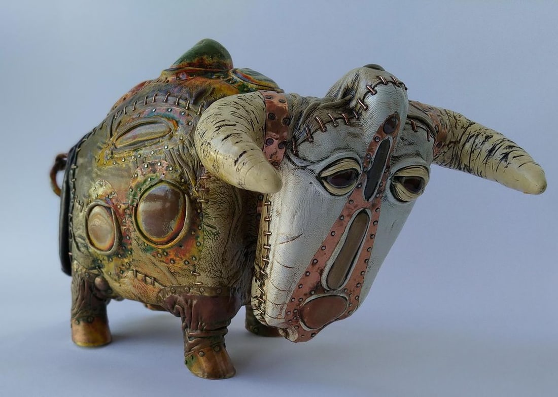 Art object casket Big bull with stones Dmytro Kravtsov: Title: Art object casket Big bull with stones Dmytro Kravtsov Description: NoGaller 256*** ABOUT THIS DECOR *** * TITLE: "Big bull with stones" * ARTISTS: Dmytro Kravtsov * SIZE: 20x33x20