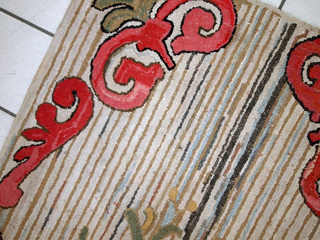 Handmade antique American Hooked rug 2.7' x 4.4' (84cm x 135cm) 1920s: Title:Handmade antique American Hooked rug 2.7' x 4.4' (84cm x 135cm) 1920s Origin:USA Dimension:2.7' x 4.4' (84cm x 135cm) Materials:wool Year:1920s Description:Handmade antique American Hooked rug i