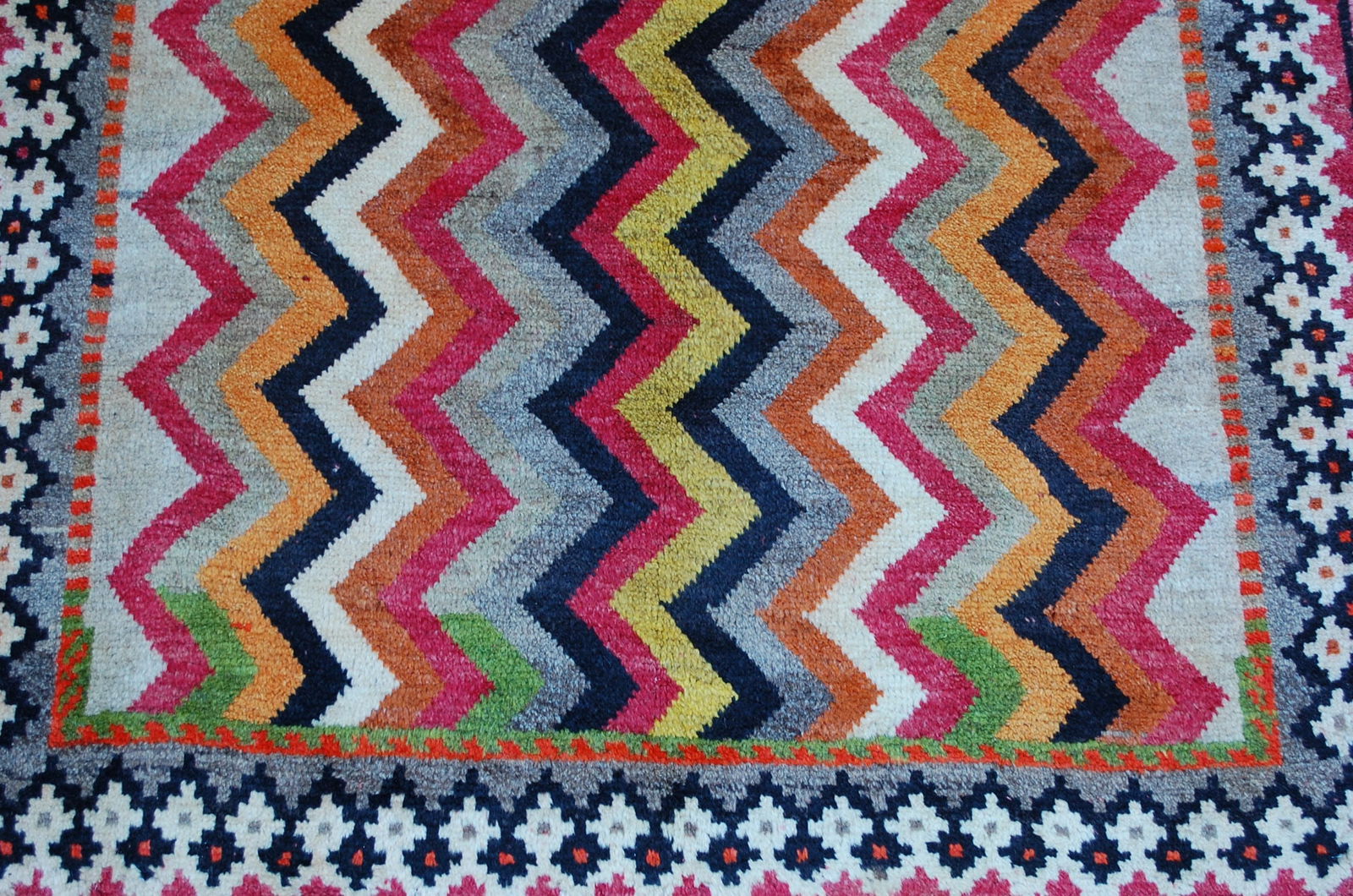 Persian SHIRAZ RUG 3' 8" X 6' 7" - 7