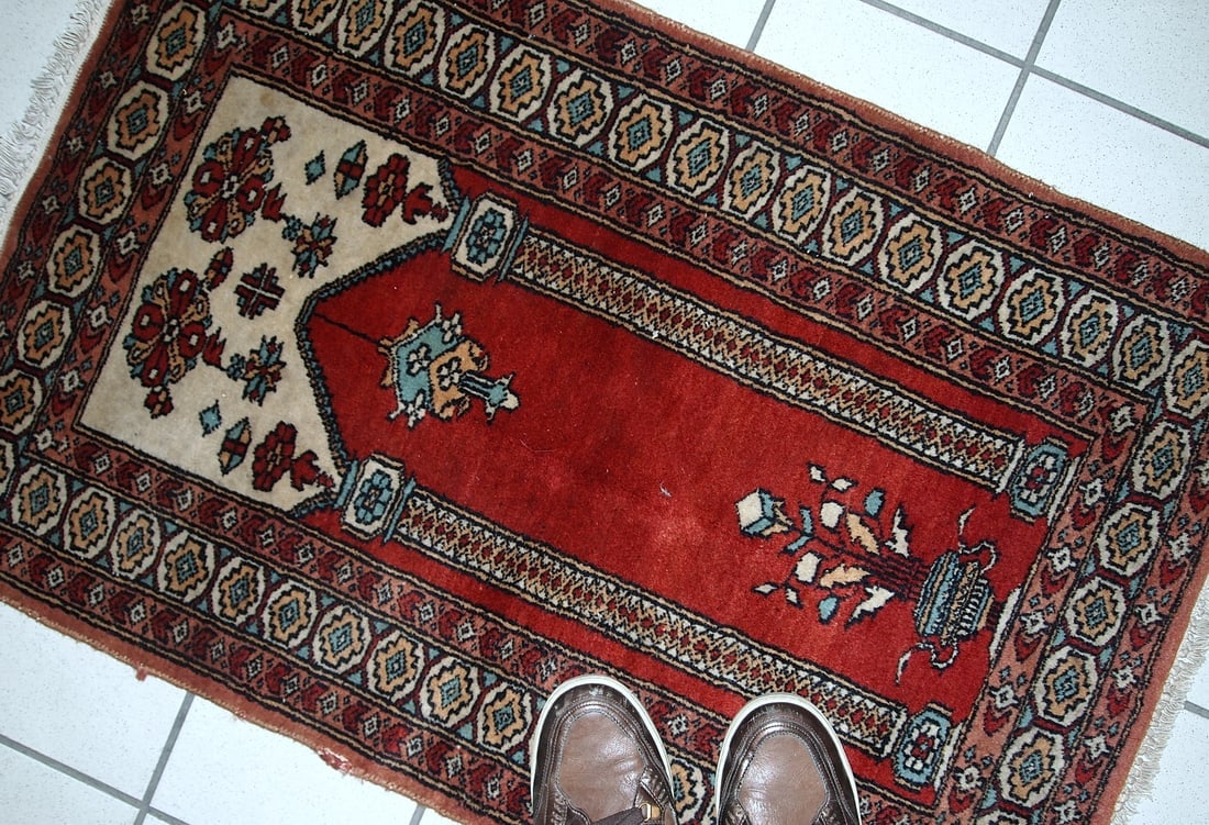 Handmade vintage prayer Turkish Konya rug 2' x 3' (62cm x 92cm) 1970s - 7