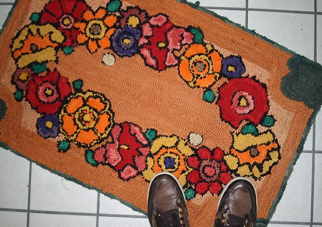 Handmade vintage American hooked rug 2' x 3' ( 61cm x 91cm ) 1940 - 8