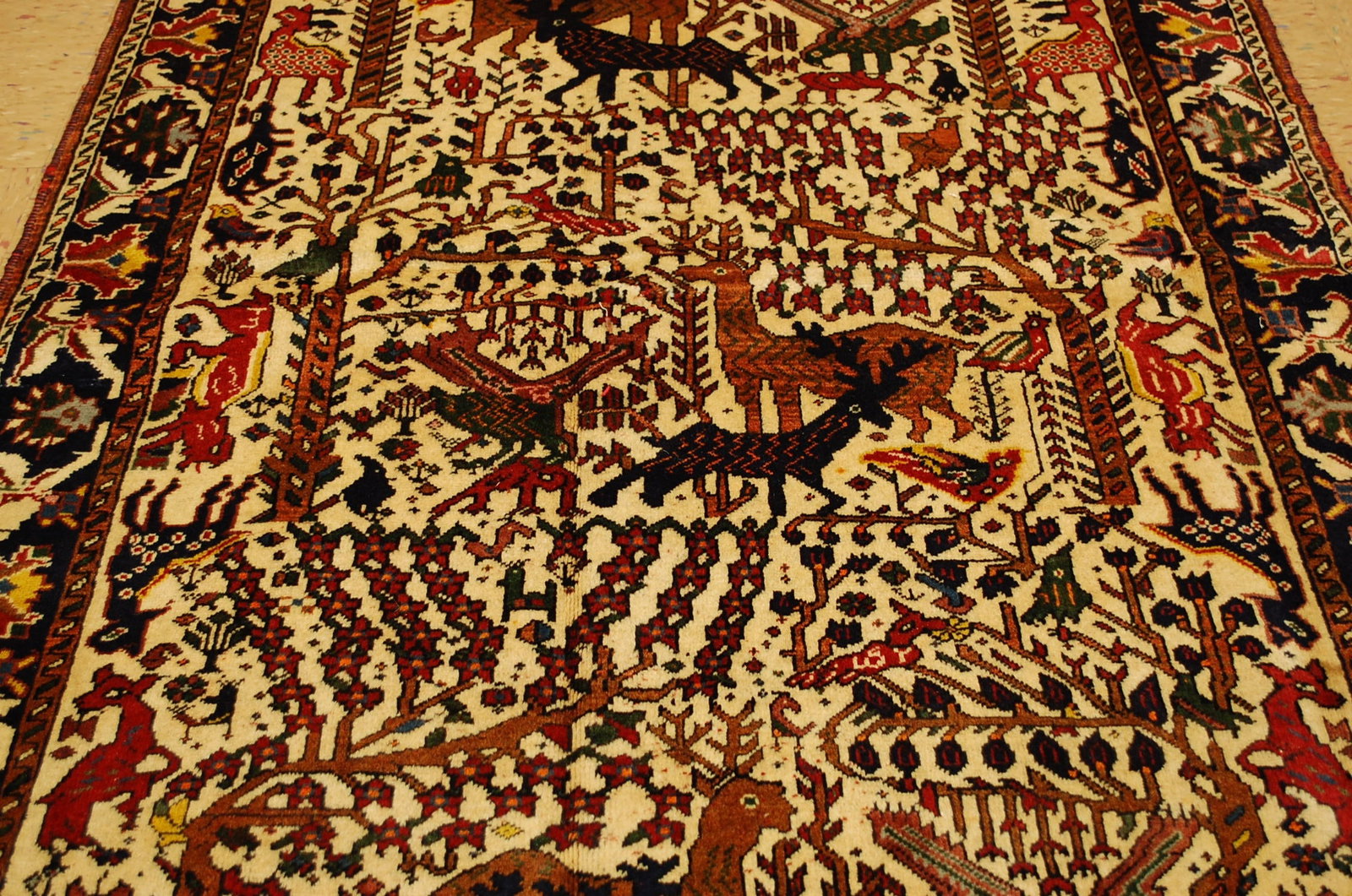 PERSIAN SHIRAZ RUG 3'10" x 5'10" - 8