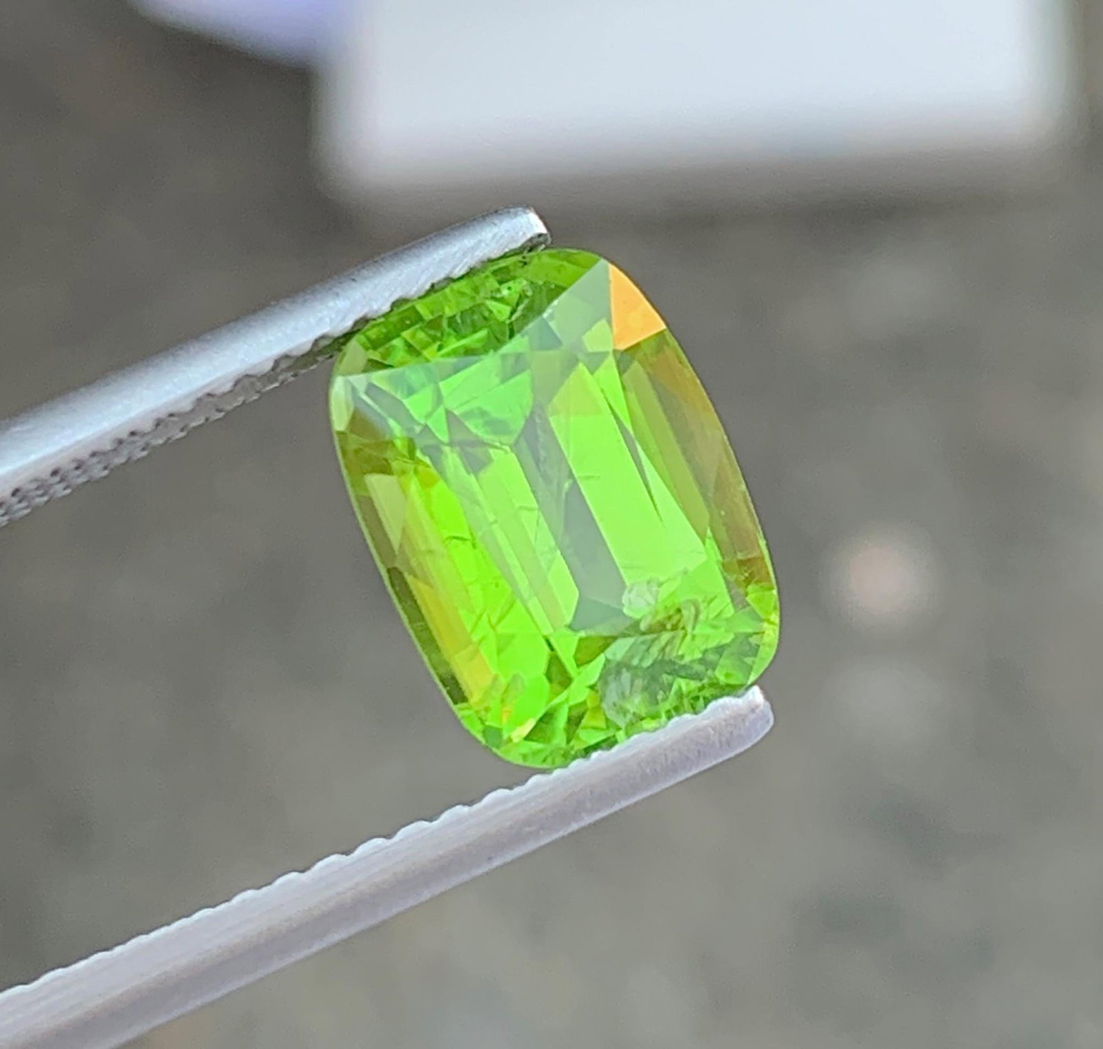 Cushion Cut Peridot Gemstone: Natural August Birthstone, Pakistan (3.94 carats) - 6