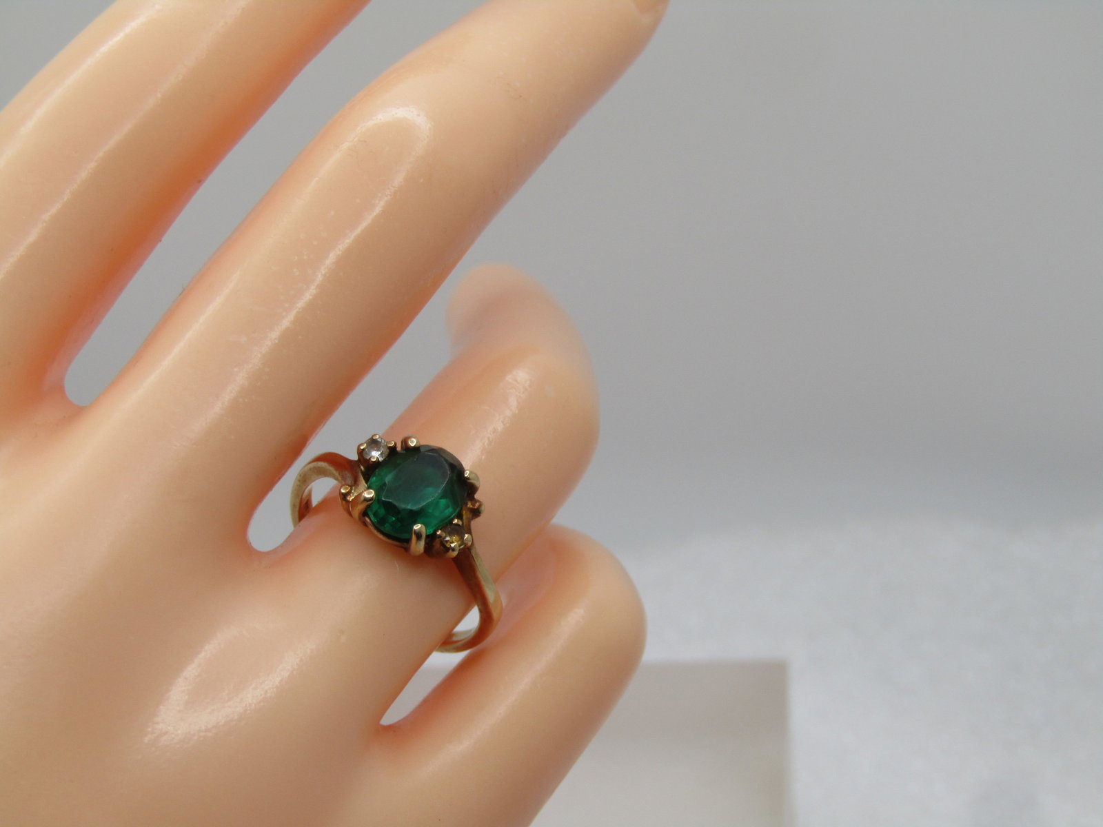 Vintage 10kt Simulated Emerald Ring, Sz. 7, White Topaz, 1950's-1960's, May Birthstone. - 6