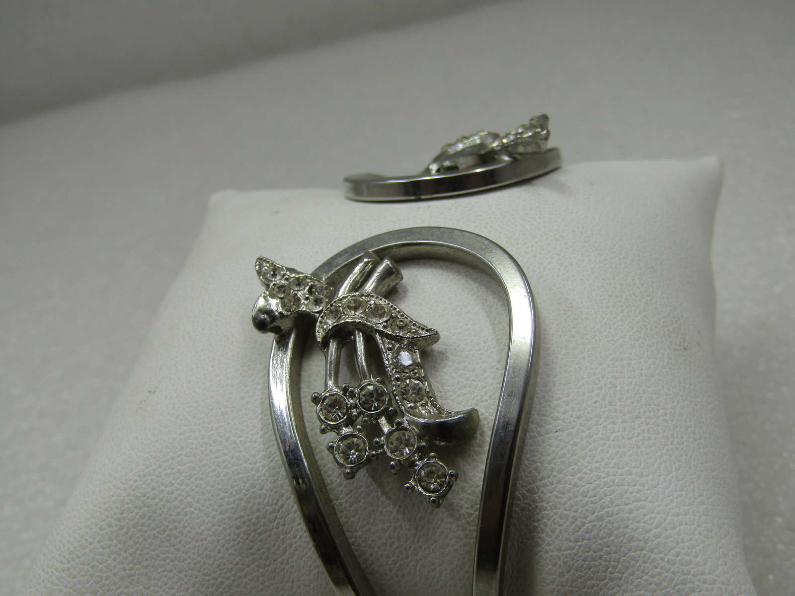 Vintage Rhinestone Hinged Clamper Bracelet, 6.5", Art Deco Accents. - 3