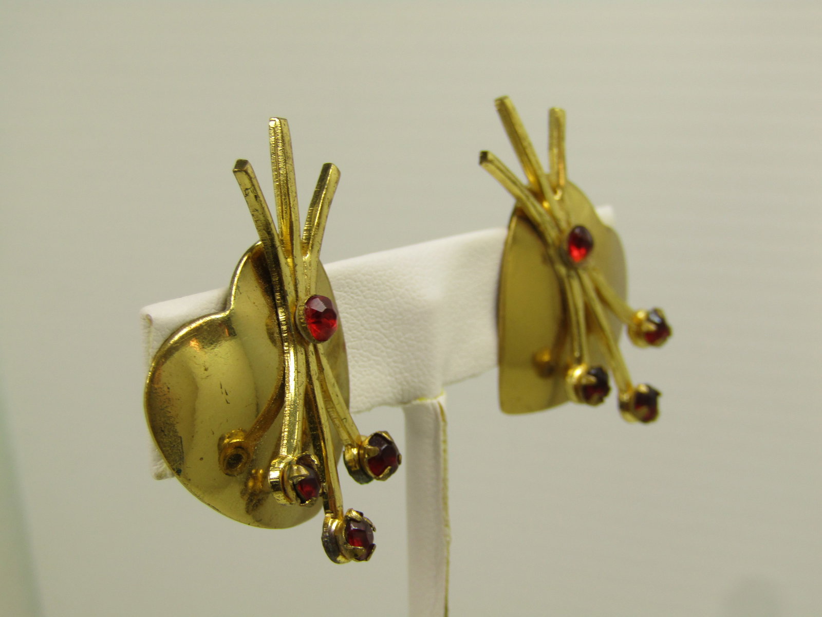 Vintage Heart & Red Rhinestone Stem Mod Earrings, 1940's-1950's, Screwback - 3