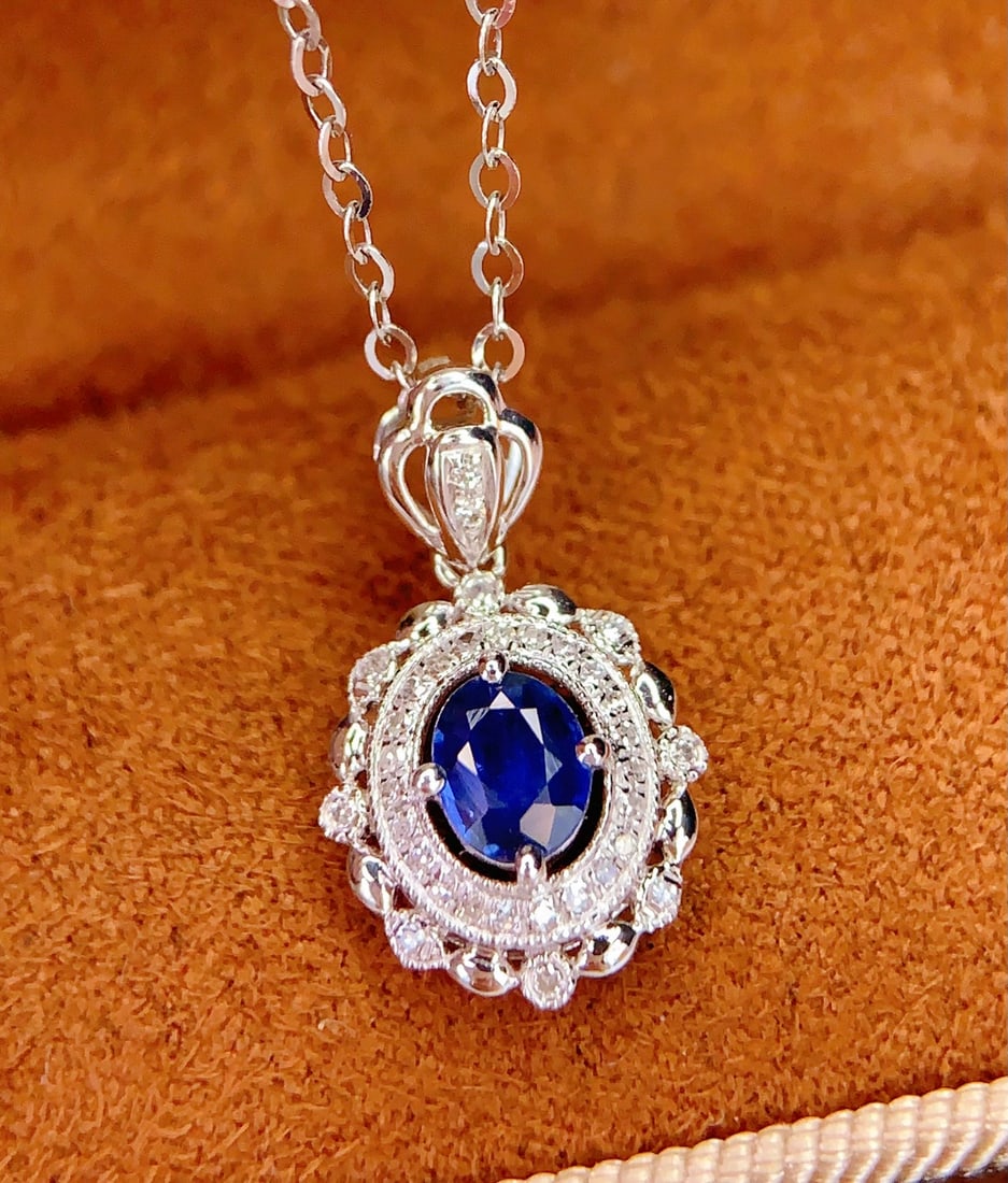 18K gold sapphire pendant: Title: 18K gold sapphire pendant Description: This pendant is a stunning piece that captures the beauty and charm of natural sapphires. Meticulously crafted with luxurious 18K gold, it features a