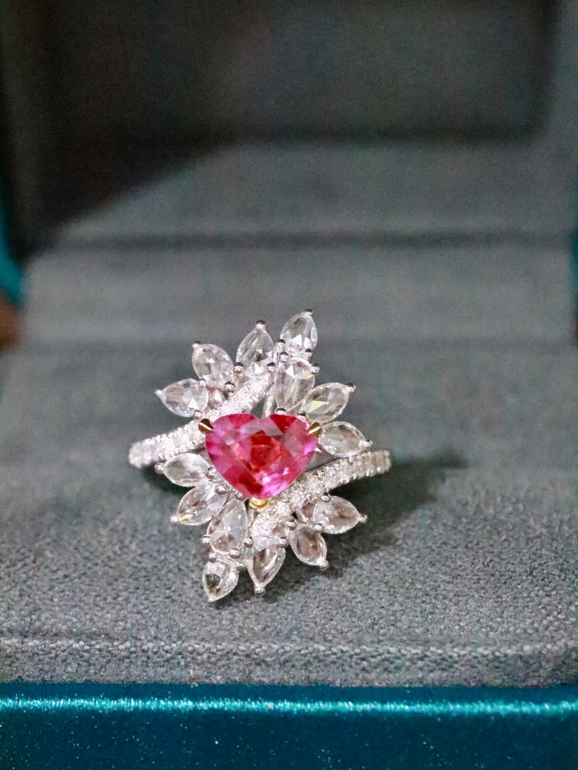 18K gold Paraiba tourmaline ring: Title: 18K gold Paraiba tourmaline ring Description: This 18K gold Paparacha sapphire ring showcases eternal charm and elegance. The flawless vitreous body of the untreated Paparacha sapphire emits