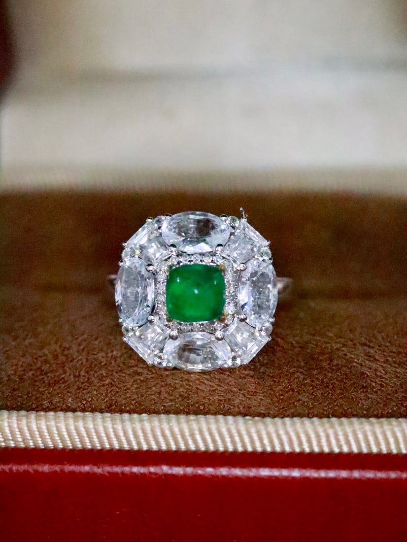 18K gold emerald ring: Title: 18K gold emerald ring Description: This 18K gold emerald ring is a luxurious and elegant masterpiece, showcasing a deep, rich green color that is mesmerizing. Its vibrant hue exudes a sense of