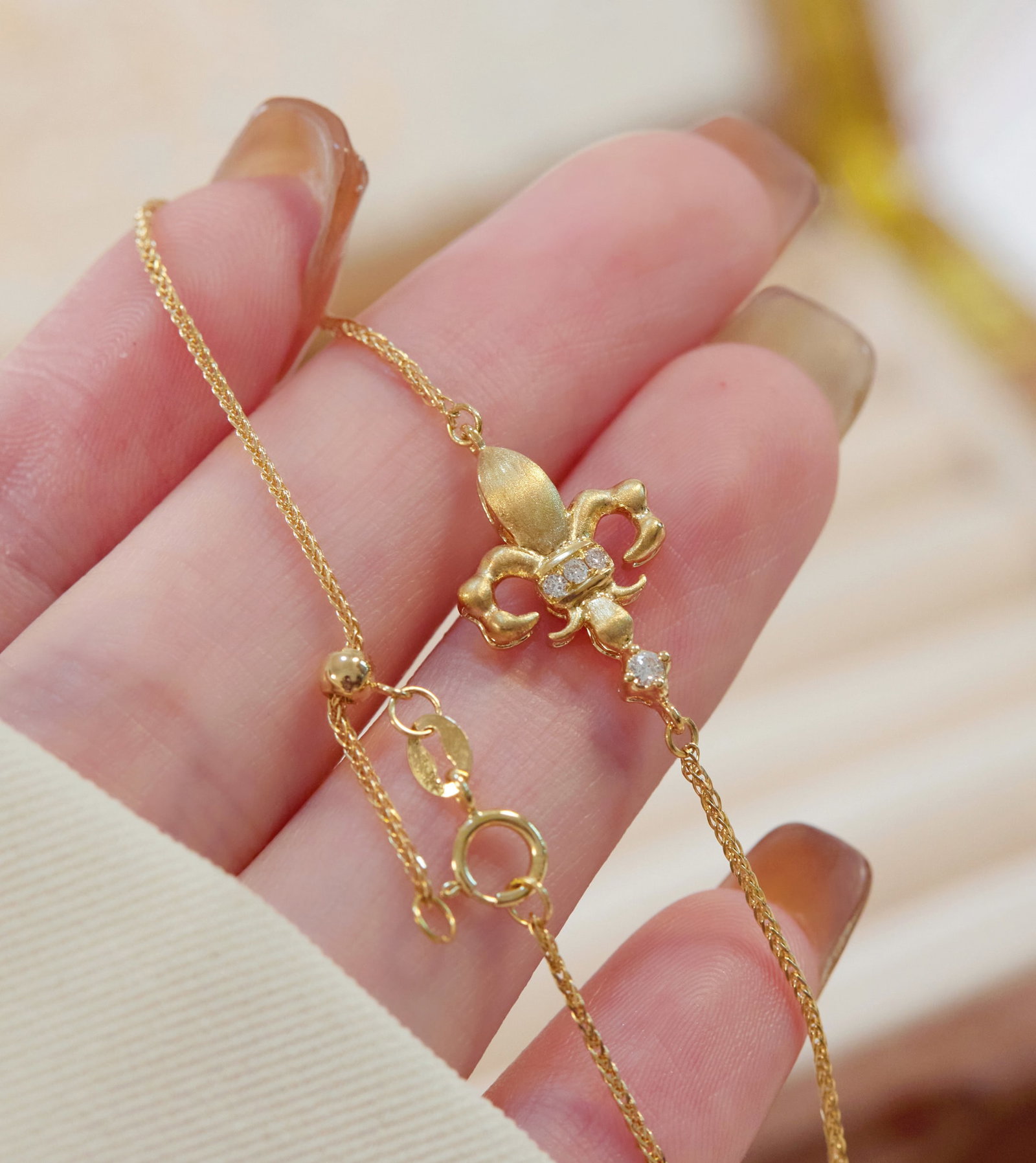 18K gold cultured diamond vintage brushed iris flower bracelet: Title: 18K gold cultured diamond vintage brushed iris flower bracelet Description: This 18K gold cultured diamond bracelet captures the essence of classical charm with its vintage brushed