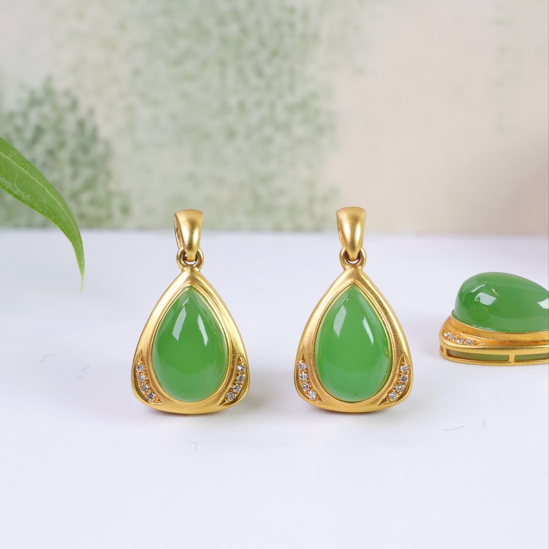18K gold apple green jade pendant - 12