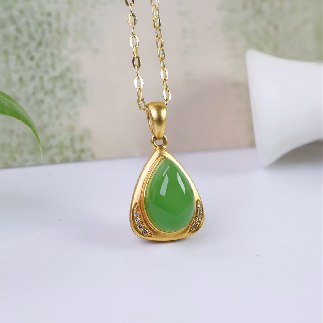 18K gold apple green jade pendant (1 of 13)