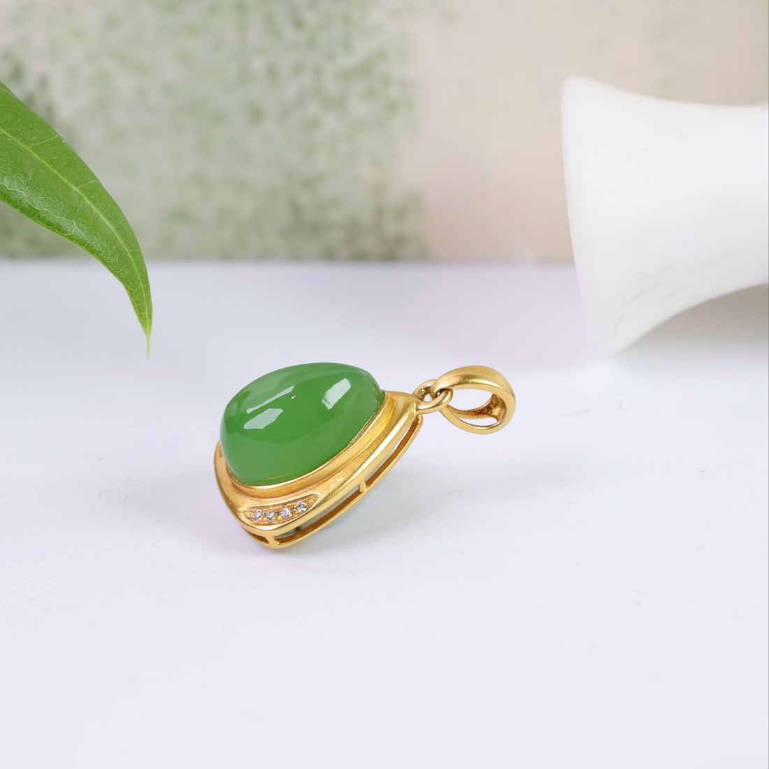 18K gold apple green jade pendant - 2