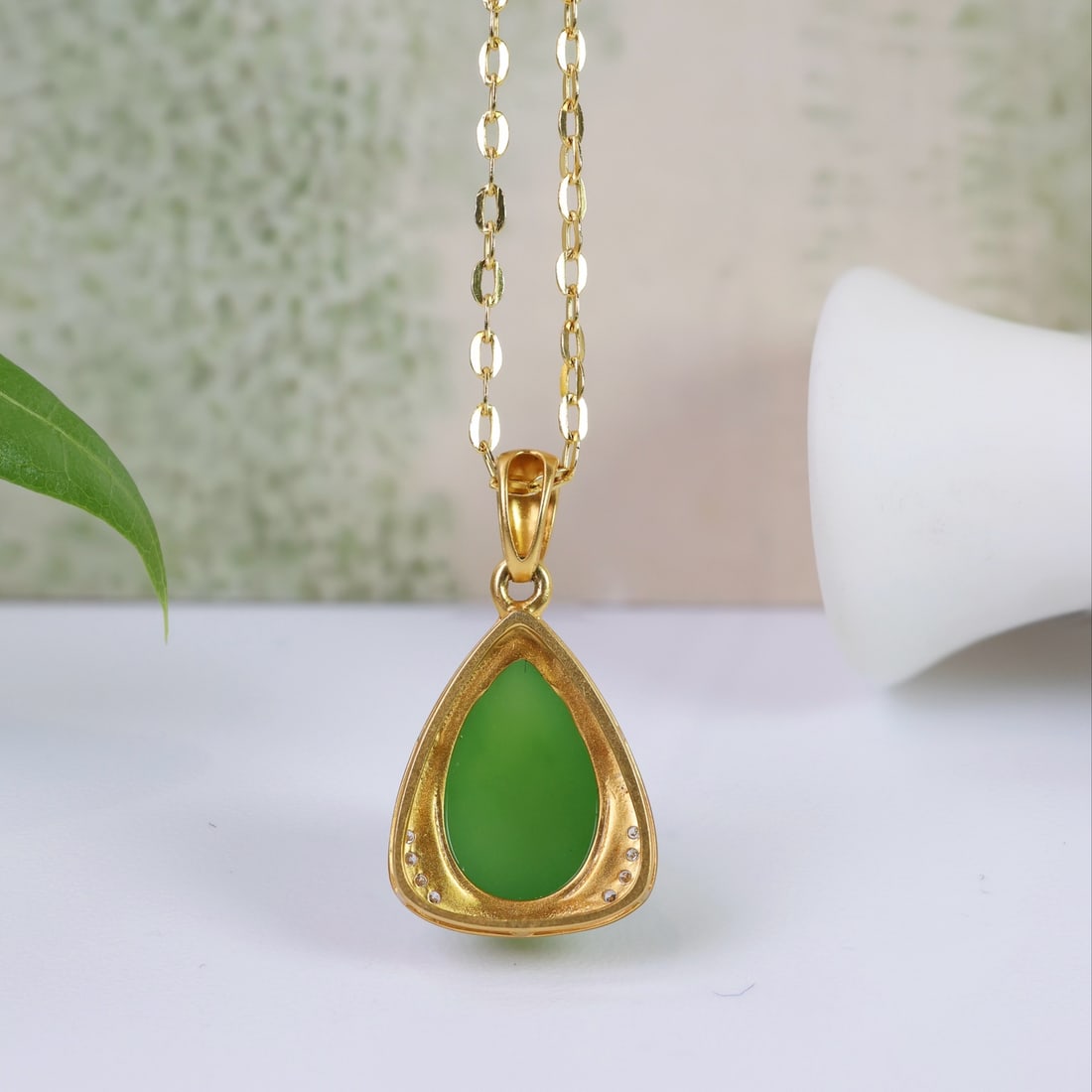 18K gold apple green jade pendant - 3