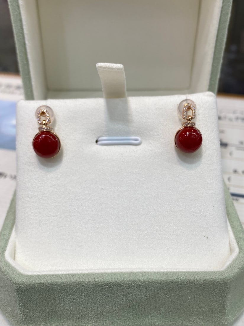 18K gold red coral earrings: Title: 18K gold red coral earrings Description: This earring perfectly showcases elegance and delicacy, using red coral to present a glass-like texture that is moist and translucent, refreshing to
