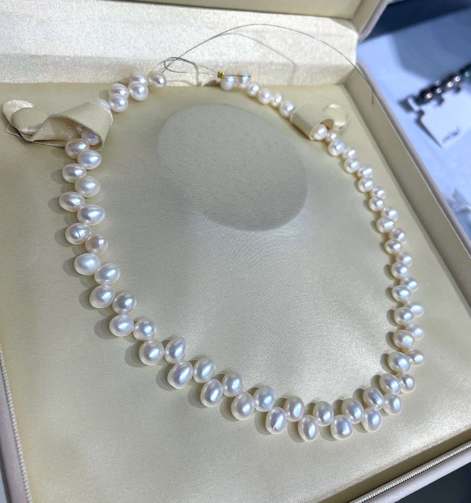 Freshwater pearl necklace: Title: Freshwater pearl necklace Description: This exquisite freshwater pearl necklace, with its unique offset design, opens up a beautiful new world for the neck. Beloved by celebrities, it exudes