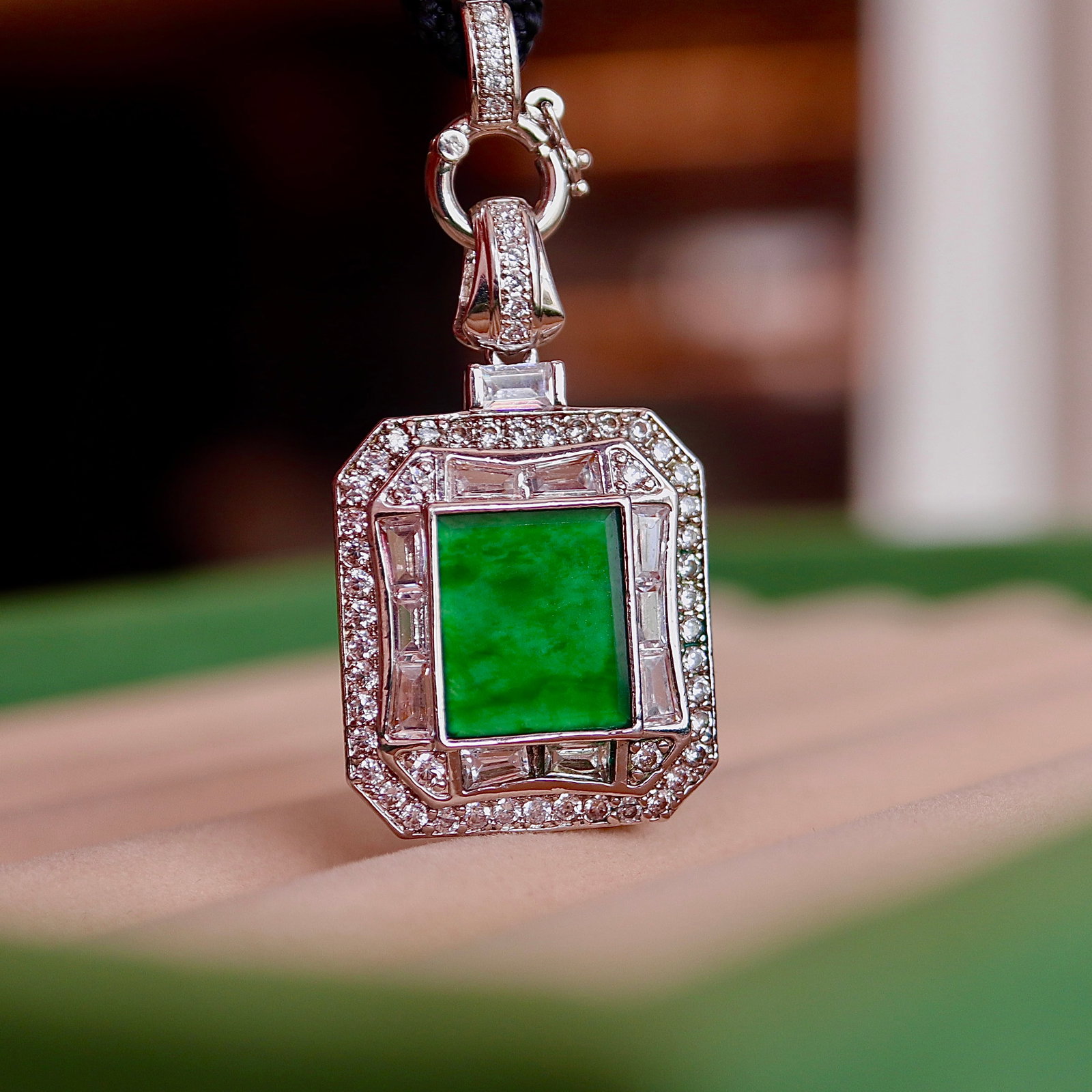 18K gold jade pendant (1 of 9)