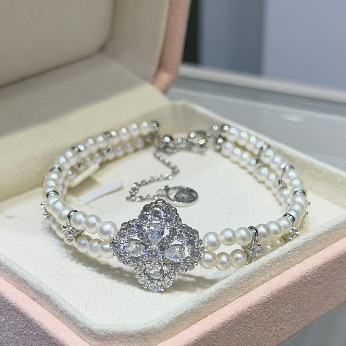 Double-row four-leaf clover pearl bracelet: Title: Double-row four-leaf clover pearl bracelet Description: This bracelet features a double-row four-leaf clover design that showcases classic elegance with an old-money style. The pearls are nearl